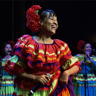 “Antes de morir mi padre me dijo que no dejara de cantar. Ahí voy, firme, cumpliéndole esa promesa”: Martina Camargo